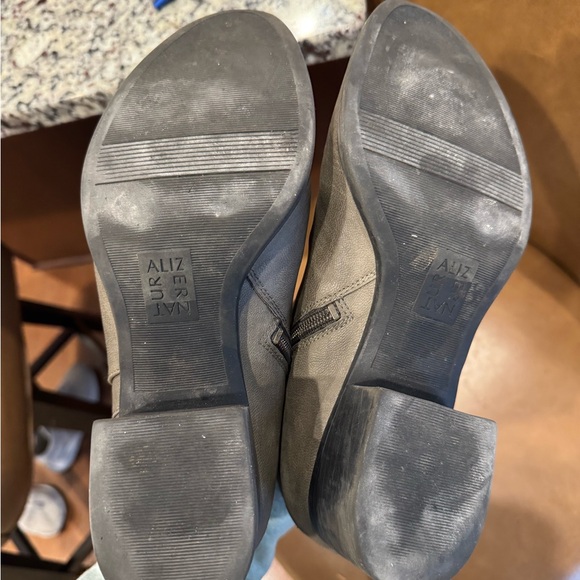 Naturalizer Women’s 9 Gray Ankle Boots with a Modern Minimalist Design - Picture 7 of 9